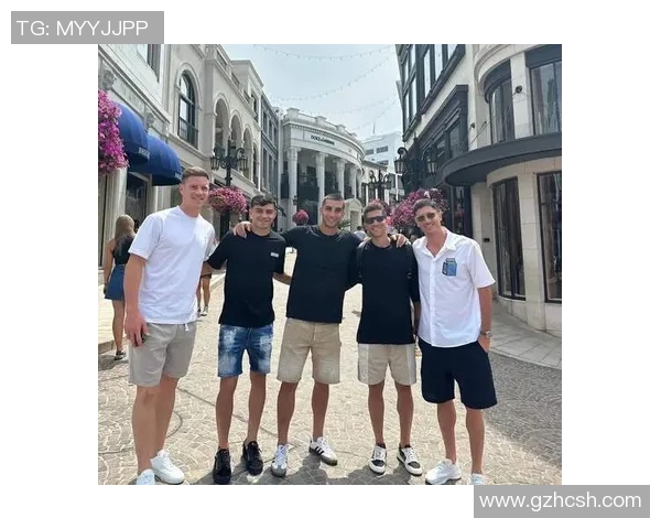 足球明星与女友甜蜜牵手漫步街头展现爱情温馨瞬间