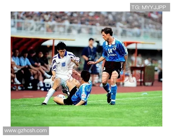 相差17岁的足球明星如何在绿茵场上创造传奇与辉煌的故事 相差17岁的足球明星如何在绿茵场上创造传奇与辉煌的故事